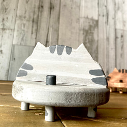 アクセサリー収納 スマホスタンドにもなる 木製 猫 ベンチ　アクセサリーケース 眼鏡ディスプレイ サバトラ柄　 10枚目の画像