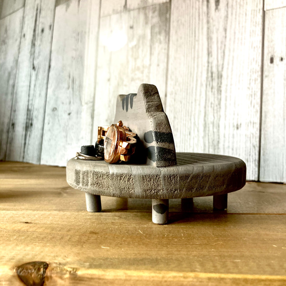 アクセサリー収納 スマホスタンドにもなる 木製 猫 ベンチ　アクセサリーケース 眼鏡ディスプレイ サバトラ柄　 2枚目の画像