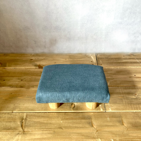 オットマン としても使える！ 木製 クッション座椅子　ヨガ•瞑想用の座蒲　ミニスツール　【布生地ブルー】 4枚目の画像