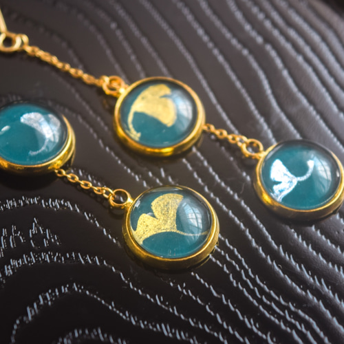 黒群緑に銀杏のゆらゆらピアス 〈秋におすすめ日本画アクセサリー