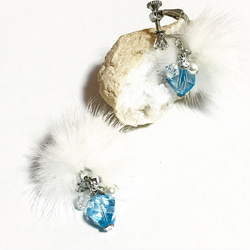 『雪の妖精の耳飾り』スワロフスキーとファーとパールの雪色イヤリング 1枚目の画像