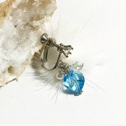 『雪の妖精の耳飾り』スワロフスキーとファーとパールの雪色イヤリング 2枚目の画像