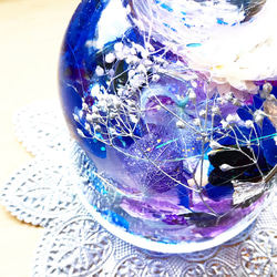 再販54✳︎『宇宙の森』プリザーブドフラワーとクリスタルのメルヘンハーバリウムライト 4枚目の画像