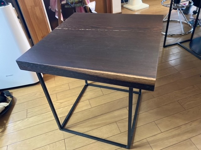 重厚感溢れる天板サイドテーブル