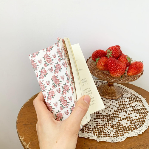 にわとり柄のラッピングペーパー チャイナな花柄の包装紙 “de