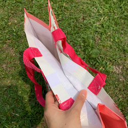 にわとり柄のプラスチックバッグ　ピンクのお花バッグ　ピクニックやエコバックにも　“de shanghai” 6枚目の画像