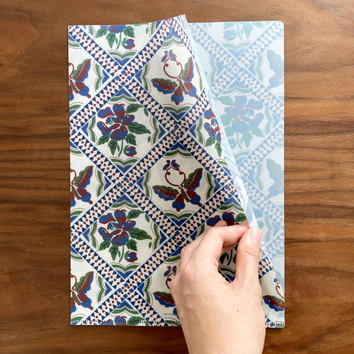 蝶柄のA4クリアファイル 大人可愛い青の可憐なクリアファイル “de