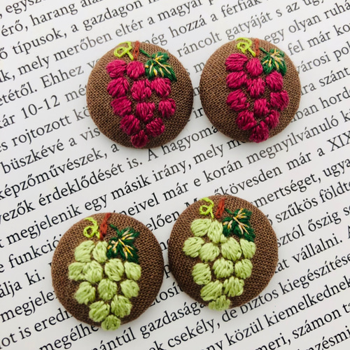 シャインマスカットの手刺繍 痛くないイヤリングorピアス イヤリング