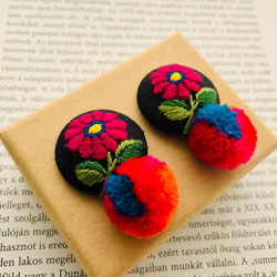 ハンガリー刺繍 お花ポンポンイヤリングorピアス　flowers embroidered pompom earrings 3枚目の画像