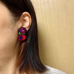 ハンガリー刺繍 お花ポンポンイヤリングorピアス　flowers embroidered pompom earrings 2枚目の画像