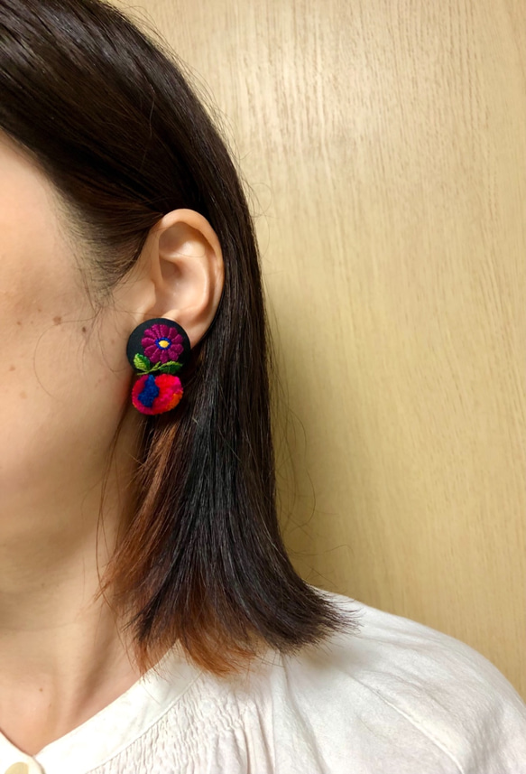 ハンガリー刺繍 お花ポンポンイヤリングorピアス　flowers embroidered pompom earrings 2枚目の画像