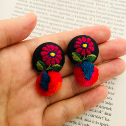 ハンガリー刺繍 お花ポンポンイヤリングorピアス　flowers embroidered pompom earrings 4枚目の画像