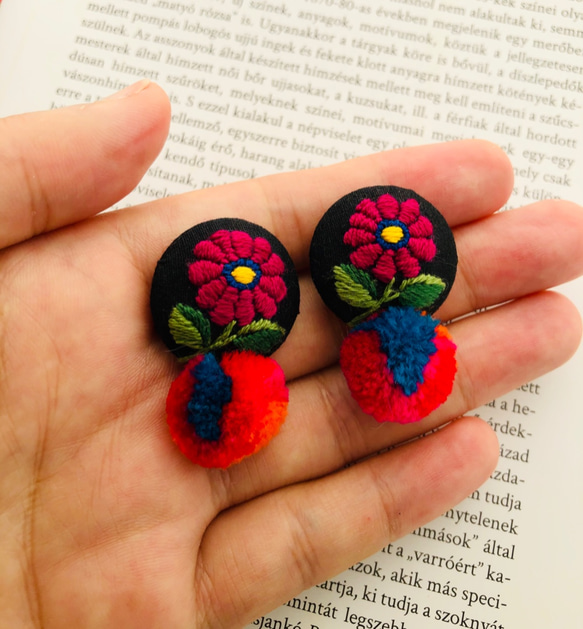 ハンガリー刺繍 お花ポンポンイヤリングorピアス　flowers embroidered pompom earrings 4枚目の画像