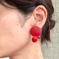 ハンガリー刺繍 お花ポンポンイヤリングorピアス　flowers embroidered pompom earrings 6枚目の画像