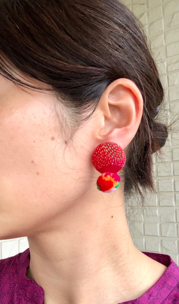 ハンガリー刺繍 お花ポンポンイヤリングorピアス　flowers embroidered pompom earrings 6枚目の画像