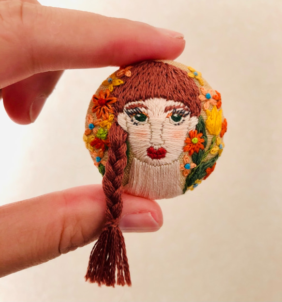 刺繍ブローチ 三つ編み美女　イエローフラワー 2枚目の画像