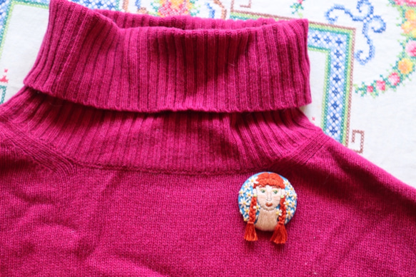 刺繍ブローチ 赤毛三つ編み美女 マリーゴールド 3枚目の画像