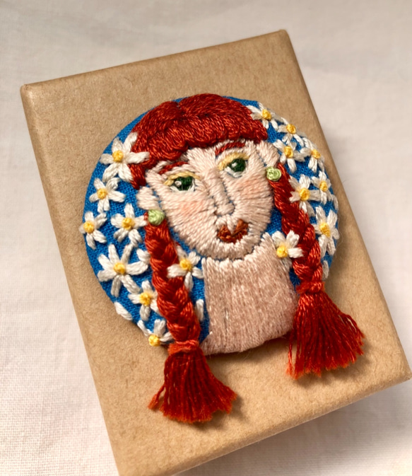 刺繍ブローチ 赤毛三つ編み美女 マリーゴールド 5枚目の画像