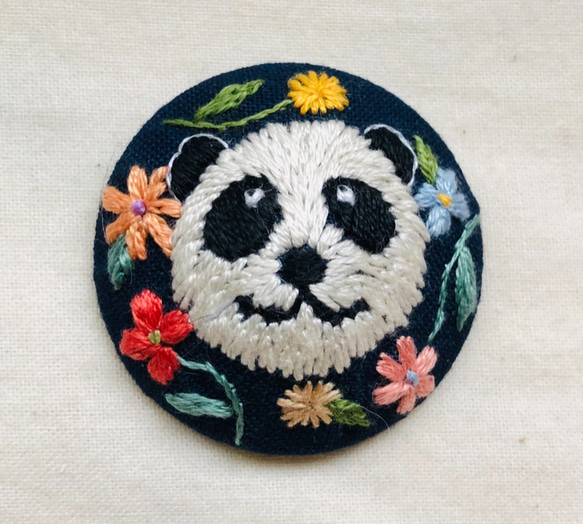 パンダとお花刺繍ブローチ/ヘアゴム　panda flowers hand embroidery hairgum 1枚目の画像