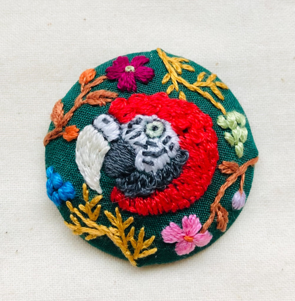 コンゴウインコとお花の刺繍ブローチ/ヘアゴム macaw flowers hand embroidery 1枚目の画像