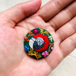 コンゴウインコとお花の刺繍ブローチ/ヘアゴム macaw flowers hand embroidery 2枚目の画像