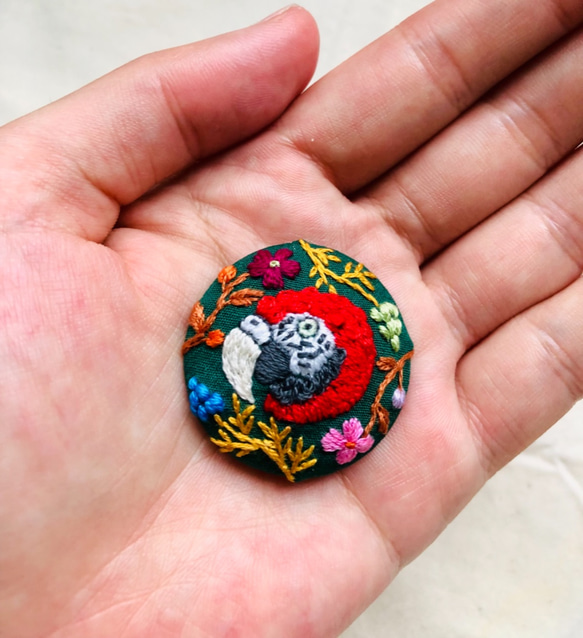 コンゴウインコとお花の刺繍ブローチ/ヘアゴム macaw flowers hand embroidery 2枚目の画像