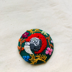 コンゴウインコとお花の刺繍ブローチ/ヘアゴム macaw flowers hand embroidery 3枚目の画像