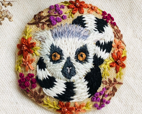 ワオキツネザルとお花刺繍ブローチ ブローチ 刺繍と猫と旅 通販