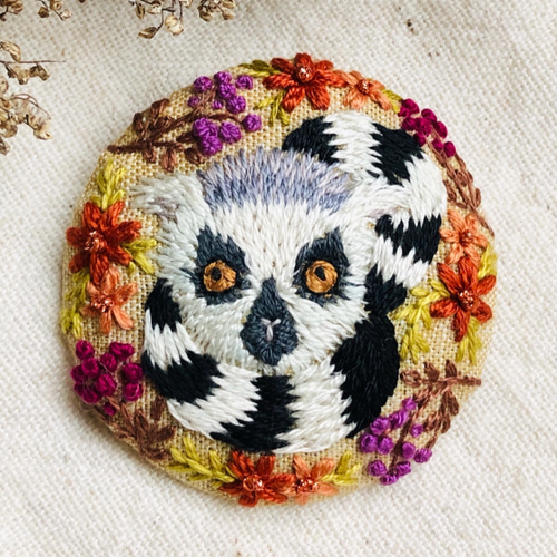 ワオキツネザルとお花刺繍ブローチ ブローチ 刺繍と猫と旅 通販