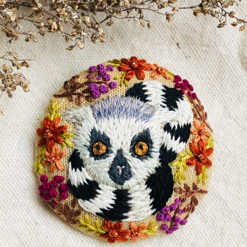 ワオキツネザルとお花刺繍ブローチ ブローチ 刺繍と猫と旅 通販