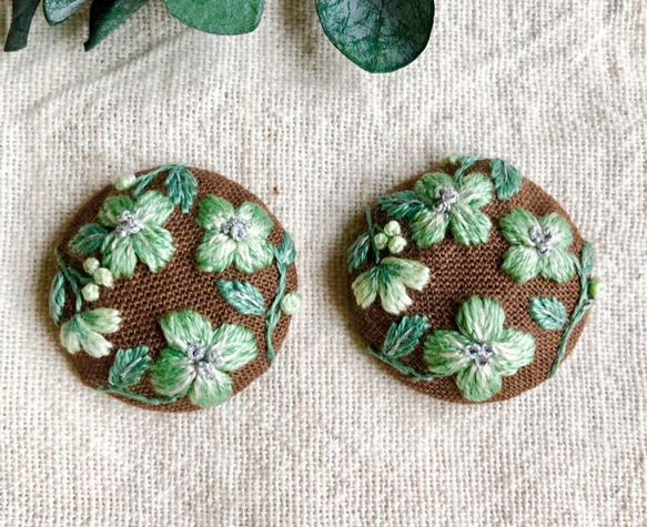 亮綠色花卉刺繡耳環 第1張的照片