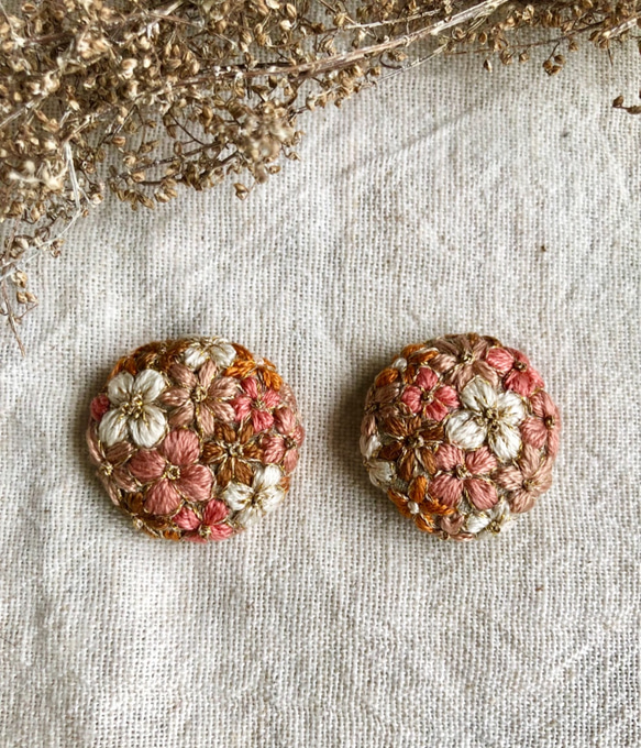 くすみピンクベージュのお花刺繍イヤリング 4枚目の画像