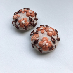 オレンジのお花ブラウン刺繍イヤリング 2枚目の画像