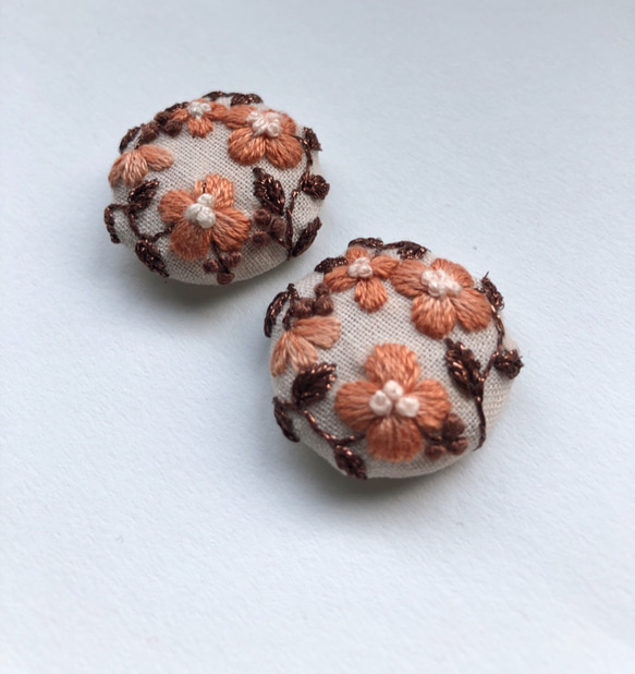 オレンジのお花ブラウン刺繍イヤリング 2枚目の画像