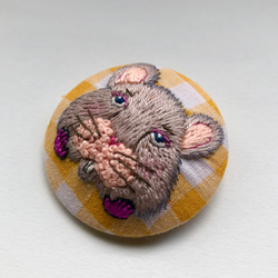 ネズミの刺繍ブローチ 2枚目の画像