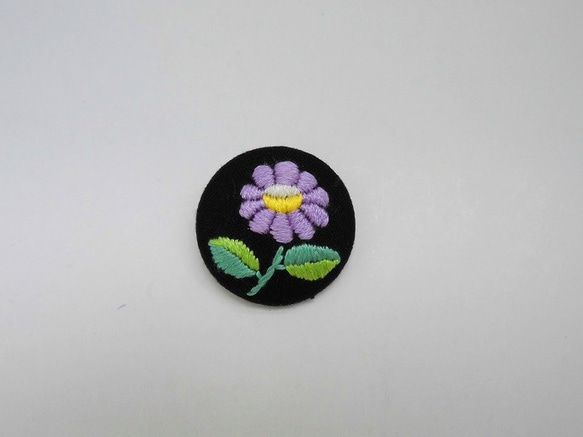 東欧刺繡のお花　手刺繡ブローチ 1枚目の画像