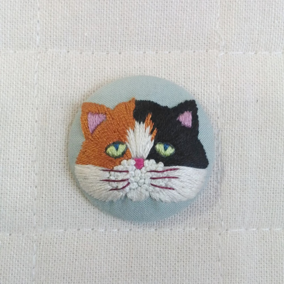 三毛猫の手刺繍ブローチ 1枚目の画像