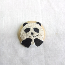 panda hand embroidery brooch 第1張的照片