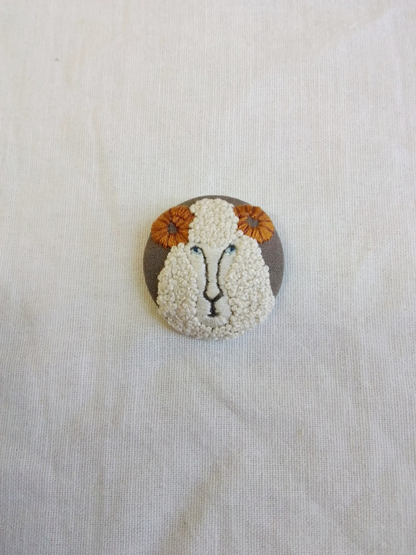 sheep hand embroidery brooch 第3張的照片