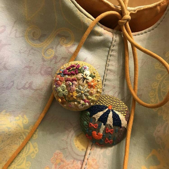 **手工刺繡胸針**彩色雨傘紅色白色 第2張的照片