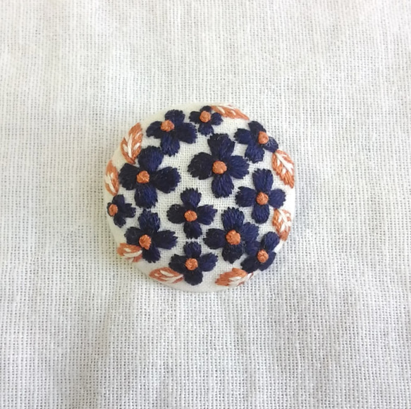 deep blue flower hand embroidery brooch 第1張的照片