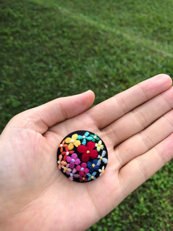 colorful flower hand embroidery brooch 第1張的照片