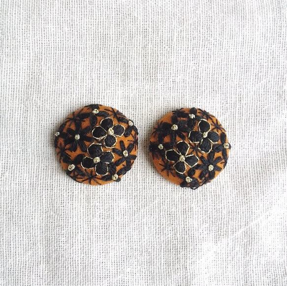 "semi-order" black flower embroidery earrings 第1張的照片