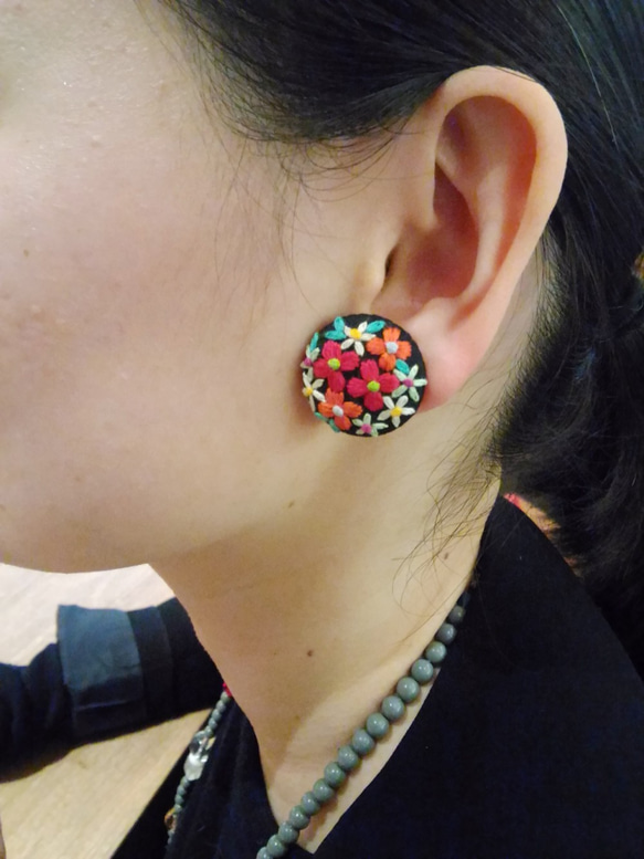 "semi-order" black flower embroidery earrings 第4張的照片