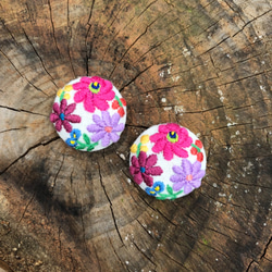 東歐花朵手工刺繡耳環（粉色） 第1張的照片