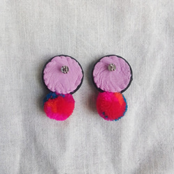 //made to order//flower&ponpon hand embroidery earrings 第2張的照片