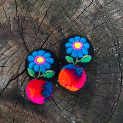 //made to order//flower&ponpon hand embroidery earrings 第5張的照片
