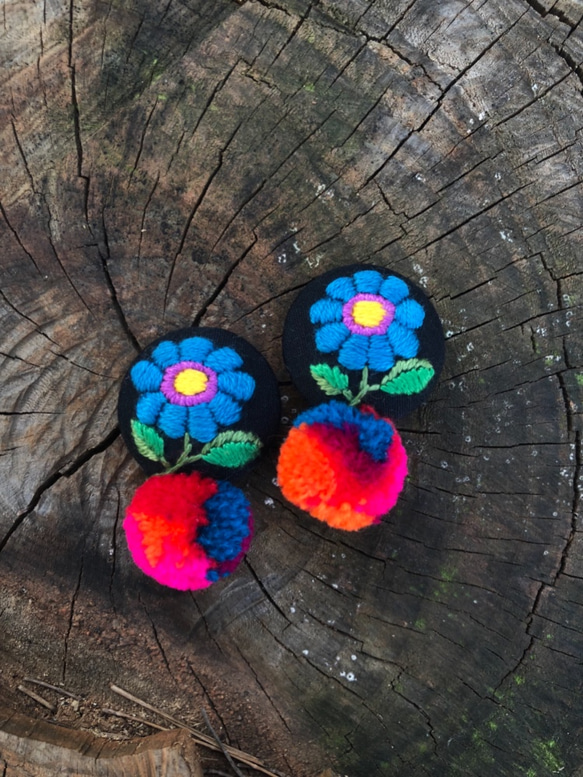 //made to order//flower&ponpon hand embroidery earrings 第5張的照片