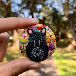 dog with flower hand embroidery brooch 狗跟花 第1張的照片
