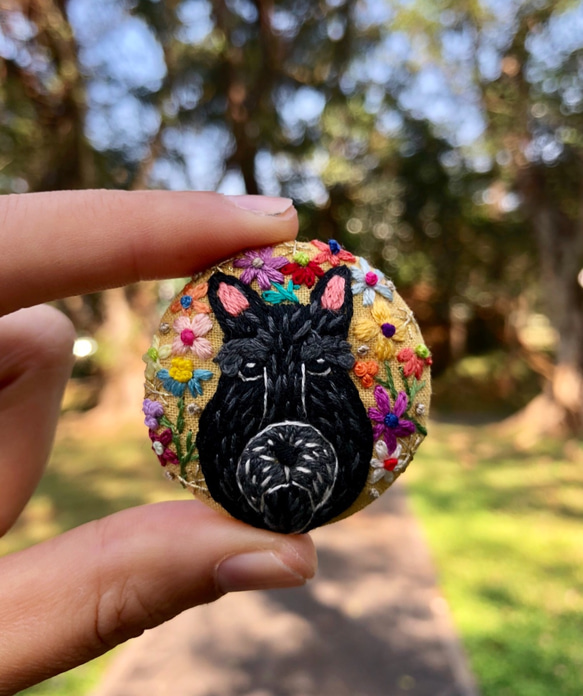 dog with flower hand embroidery brooch 狗跟花 第1張的照片